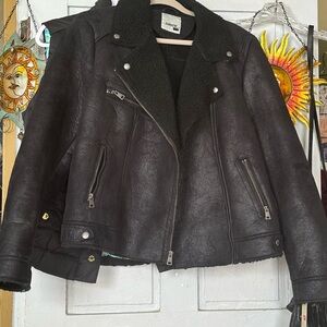Levi's Black Leather Motorcycle Jacket Faux Shearling XL will also fit a large